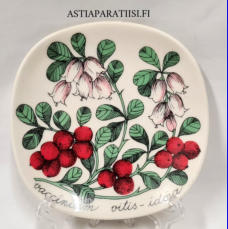 ARABIA,Sein�lautanen " Puolukka"   Vaccinium vitis idaea, Botanica,Design:Esteri Tomula,Tuotannossa 1984-1986-luku,Korkeus n. 12 cm, leveys n. 12 cm,1 kpl,48 � /kpl ( Tuote nro / Item #139E )