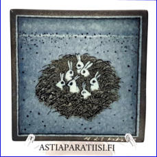 ARABIA, Sein�laatta " J�nis pensaassa ", Design:Helj� Liukko-Sundstr�m, Valmistettu 1982,Korkeus n. 11,8 cm, leveys n. 11,8 cm 85 �( Tuote nro / Item #228HL )