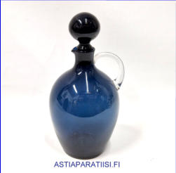 NUUTAJ�RVI,Karahvi 2501 tummansinist� v�ri,Design:Saara Hopea,Suunniteltu:  1959 ja 1953-luku,Korkeus,n. 17 cm, ilman korkki,Korkeus korkin kanssa,n.22 cm,halkaisija,n.11 cm,1kpl,125� ( Tuote nro / Item # 170K)