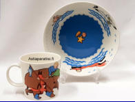ARABIA,Parhaat kaverukset lastenastiasto,Design:Maileena Kurkinen,"Lokki tiet�� parhaat leikit",mukin korkeus n.8 cm, halkaisija n. 8 cm, Suunniteltu vuonna 1980 1 setti , 145�/ kpl ( Tuote nro 345Q )