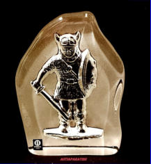 Bergdalan taidelasi, Viking-kuvio paperipaino. Ruotsalainen 70-luvulta,korkeus n. 15 cm, leveys n. 11 cm.1kpl,45�/kpl