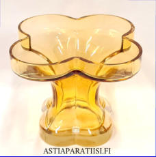 RIIHIM�EN LASI,Onnenlehti Lasimaljakko,  amber / meripihkan v�rinen.Design:Helena Tynell,Valmistettu:1971-1976-luku,Korkeus n.14,5 cm, halkaisija n. 19 cm 1kpl,185� /kpl ( Tuote nro / Item #118MA )