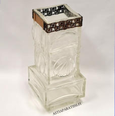 KUMELA OY,Lasimaljakko kirkas, pronssivanne,Design:Pentti Sarpaneva ,Signeerattu,Valmistettu1967-luku,Korkeus n. 21 cm, leveys n. 7,8 cm x 7,8 cm,1 kpl,79�/kpl ( Tuote nro / Item #254MA )