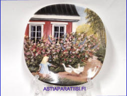 ARABIA,Sein�lautanen Kotiseudun kes�, Design: Anita Rantanen-Siewers,Mitat Korkeus n. 12 cm, leveys n. 12 cm,1kpl.25�/kpl,( Tuote nro 201AM )