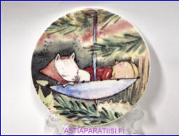 ARABIA,  Ja kiikutti lasta sein�lautanen, Design: Maileena Kurkinen,Mitat Halkaisija,n. 12 cm,1kpl.35�/kpl,( Tuote nro 254AM )