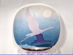 ARABIA, Joutsenia, Suomen Punainen Risti Sein�lautanen,Design:Jaana Aalto,1988-89-luku, Mitat Korkeus n. 12 cm, leveys n. 12 cm,1kpl.25�/kpl,( Tuote nro 269AM )