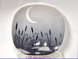 ARABIA,Sein�lautanen Hein�t ja kuunsirppi,Design:Jaana Aalto,punainen risti,SPR,2000-luku, Mitat Korkeus n. 12 cm, leveys n. 12 cm,1kpl.35�/kpl,( Tuote nro 262AM )