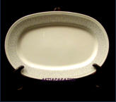 ARABIA, Pitsi ovaali tarjoilulautanen,Design: Richard Lindh. Koriste:Raija Uosikkinen, 1967-1974-luku,Mitat: 35,5cm x 24 cm,1 kpl,85�/kpl